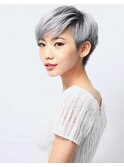 刈り上げショートケアブリーチアッシュシルバー