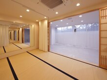 モカラ バイ レーコ(mokara by REKO)の雰囲気（広々とした空間で着付け致します。奥には撮影スタジオも完備！）