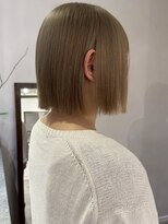 イリ 梅田(ili) ハイライトカラーミルクティーベージュレイヤーカット