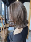 アッシュベージュブラウン切りっぱなしボブ外ハネスタイル