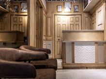 エマージュ 町田(Emerge)の雰囲気（【エイジング加工を施したお洒落な店内】#ブリーチ#町田#町田駅）