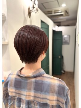 丸みショートヘア×ピンクヴァイオレットカラー