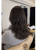 透明感ブラウンのゆる波ミディ