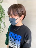 耳掛けマッシュショート、丸みショート、グレージュ