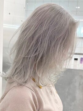 ウィコ 新宿(WICO) ホワイトグレーレイヤーカット[新宿駅/モード/ダブルカラー]