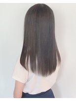 イル(ill)&nbsp;透明感　グレージュ　アッシュ　ロング　大須