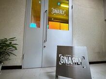 ナーリー(GNARLY)の雰囲気（ホログラムガラスの入り口扉と、メタルの看板が目印です。）