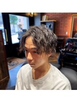 ハナテンベース(HANATEN BASE) 縦落ちツイスパ×センターパート_メンズカット