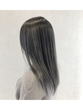 ベースカラーをグレーに、ハイライトをプラチナにする3Dハイライトは外国人風カラーの王道スタイル☆