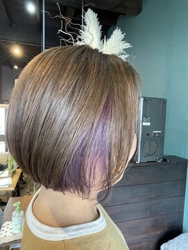 ココシア(COCOXIA) ミニボブにインナーカラーで華やかさをプラス