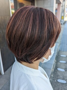 ソラーナ(SOLANA) ショートボブ こっくりピンク 白髪ぼかしハイライト