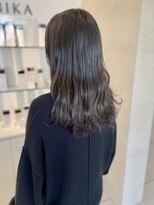 ヒビカ(HIBIKA) くすみベージュ × 透け感ロングウェーブ