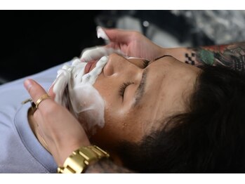 ゴールドグローバーバー(GOLDGLOW BARBER)の写真/ワンランク上の男らしさを提供！髪だけじゃない、眉やひげのお手入れもお任せ◎