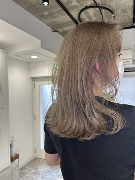 ロイオブジゼル(roi of GiseL) ミルクティーベージュ　レイヤーカット　ブリーチカラー