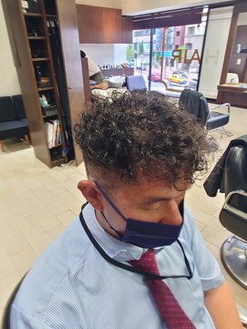 グルーマーズトウキョウ(GROOMER/S TOKYO) 【GROOMER/S 丸山】 スペインカール フェード スタイル