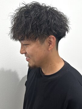 ヒュイル バイ ニアウ(Hwyl by Niau) メンズマッシュパーマニュアンスパーマスパイラルパーマ刈り上げ