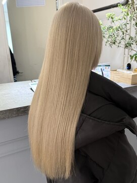 イリ 梅田(ili) ハイライトカラーミルクティーベージュレイヤーカット