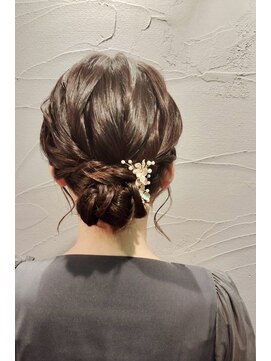 ゆるっと上品な大人シニヨンアレンジ