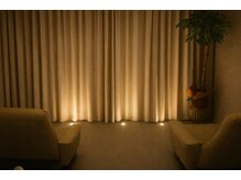 照明を落とした、癒しのシャンプーブース