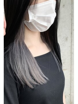 サクラ オモテサンドウ(SAKURA) 黒髪ミディアムインナーカラーアッシュグレー