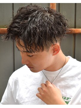 フリーク バーバーショップ 都島店(FREAK BARBER SHOP) 黒髪短髪ショートセンターパート縦落ちツイストスパイラルパーマ