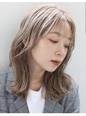 外ハネミディアム くびれヘア アッシュベージュ