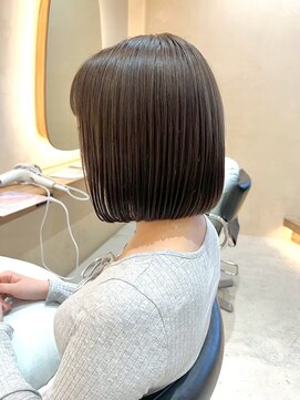 ヒビヲ(HIBIO) タッセルボブダブルカラー切りっぱなしボブ外ハネボブ顔周り30代