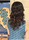 黒髪 強めロングのレイヤースパイラルパーマ