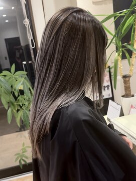 ゼウス(Zeus.) 海外ヘアーハッシュカットレイヤーカット