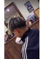 ケーエムシーセントラルルーツ(KMC Central Roots) スキンフェード、アップバング