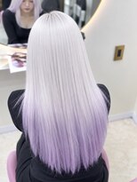 アン(Hair make un)&nbsp;ホワイトカラー×ペールパープル/デザインカラー/グラデーション