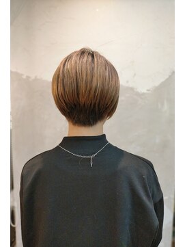 スパイス SPYS 20代30代美シルエット・大人ショートボブ。３６０度綺麗ショート