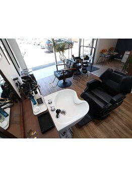 一人一人の髪のお悩みに寄り添ったカウンセリングと、丁寧な施術であなたのなりたいを叶えます。