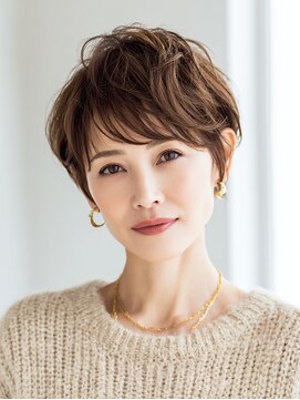 ビフィーノ リルネ(Bifino Rilune) 50代・白髪ぼかしで叶える上品ベリーショート