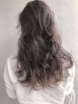 ヌイ 横浜(nui) クリアグレー_耳かけウェーブパーマフォギーベージュ