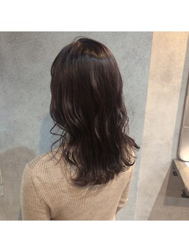 ヘアサロンM 新宿 ナチュラルな色味が可愛いベリーピンクカラー