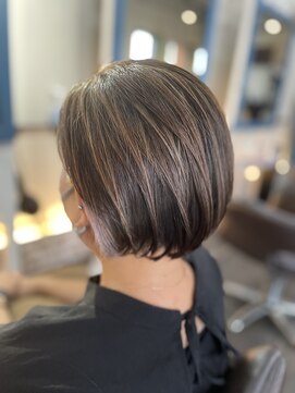 ロンド(Le rond) 収まりの良い白髪ぼかしインナーハイライトの大人可愛いボブ