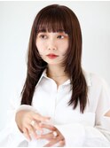 ぱっつん前髪と顔まわりレイヤーのこなれストレート