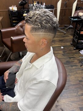 ラフ バイ マグ 南松本(R.A.F. by Mag) スキンフェード極道パーマホワイトメッシュ