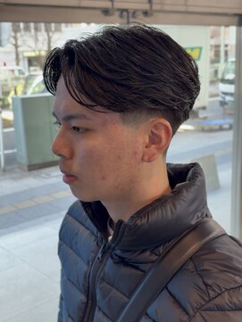 アンサー 千葉中央(UNSER prod by THE DAY) メンズフェザーショート刈り上げセンターパートテーパーフェード