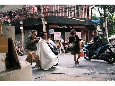 タイ王国、バンコクでのタイ人ホームレスへのカット風景