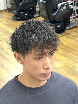 バーバー タカバタ 福井(Barber TAKABATA)の写真/ナチュラルなパーマから、ツイスパ/波巻きまでトレンドに幅広く対応します♪パーマでオトナのあか抜けを☆
