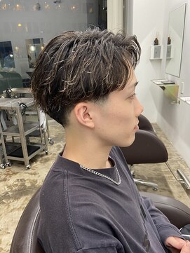 ザデイトウキョウ 表参道 青山(THE DAY TOKYO) ショートセンターパートテーパーフェード