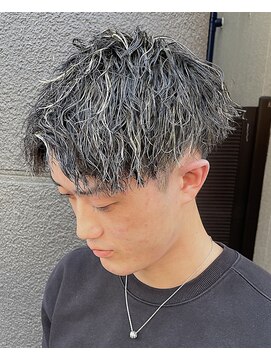 フリーク バーバーショップ 都島店(FREAK BARBER SHOP) 金メッシュ縦落ちツイストスパイラルパーマアップバング