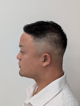 短髪スタイル　スキンフェード