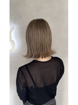 A BY WHO江坂/ハイトーン切りっぱなしボブ/グレージュ