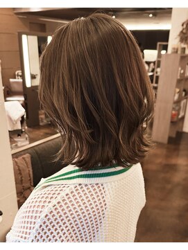 ティーシェル(TIECHEL) 小顔イメチェン、ブルーグレージュカラーくびれレイヤーボブ