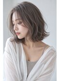 透明感グレージュのふんわりレイヤーボブ