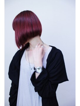 ロベック モトヤマ(Lobec MOTOYAMA) レッドパープルでキメる、前下がりボブ