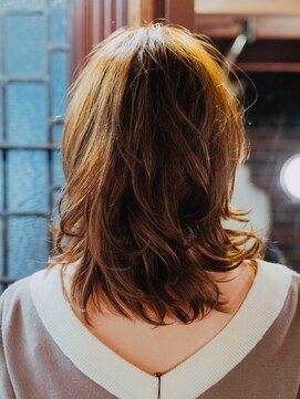 ヘアアンドリラクゼーション シャッセ(Hair&Relaxation SASE) 外はねミディ